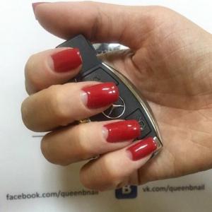 Фотография Queen B Nail 1